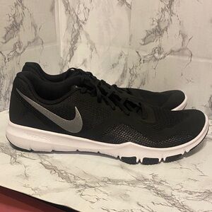 NWOB, Men’s Size 11.5 Nike Training W/ NIKEFLEX Black Sneakers W/ White Accents